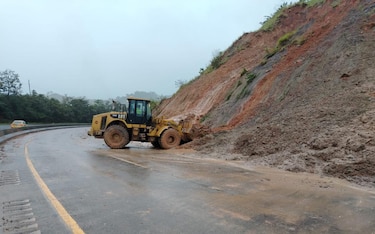 Otro derrumbe se registra en la Panamericana, a la altura de Tolé, debido a la tormenta Sara