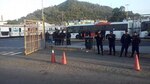 Despejan vía en La Doña; varios conductores de buses son retenidos