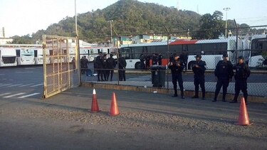 Despejan vía en La Doña; varios conductores de buses son retenidos