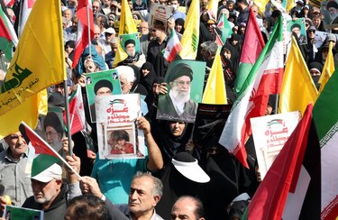 Miles de iraníes protestan en diversas ciudades y claman venganza por la muerte de Hasán Nasrala