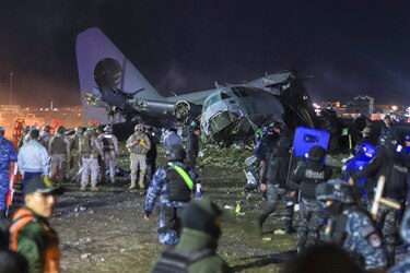 Al menos 15 muertos en accidente de un avión militar de carga en Bolivia, según bomberos