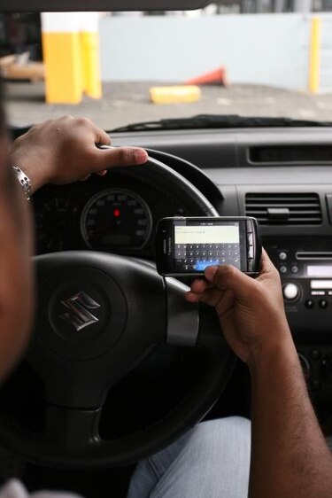 Enviar SMS por reconocimiento de voz al conducir genera distracción