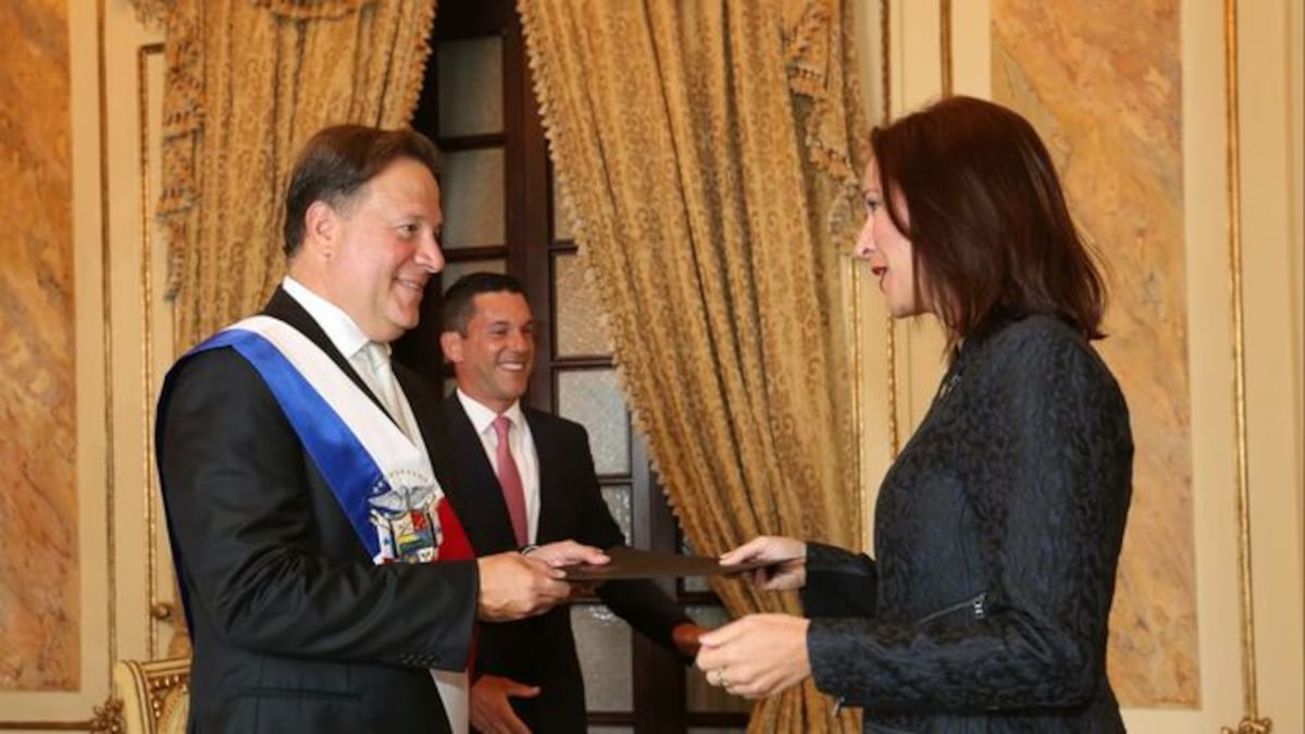 Fabiola Zavarce entrega las cartas credenciales a Varela en el Salón Amarillo de la Presidencia de la Re