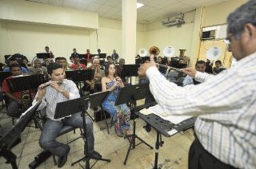 Entre música y carencias