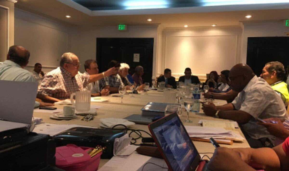 Mesa de negociaciones entre los empresarios y los obreros de la construcción.