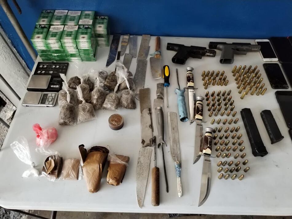 Decomisan 2 armas, proveedores y 117 municiones en cárcel de Colón
