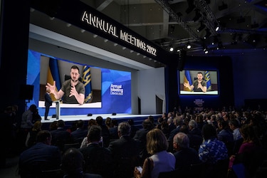 Presidente Zelenski pide en Davos cesar el comercio con Rusia y reclama más armas