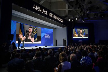 Presidente Zelenski pide en Davos cesar el comercio con Rusia y reclama más armas