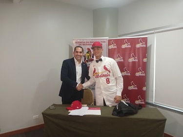 El veragüense Juan Rujano firmó con los Cardenales de San Luis