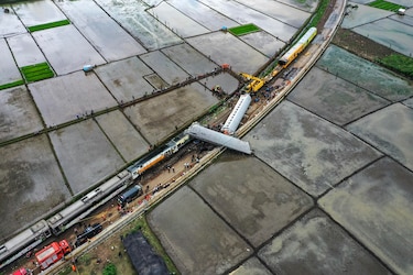 Al menos tres muertos y 28 heridos al colisionar dos trenes en el oeste de Indonesia