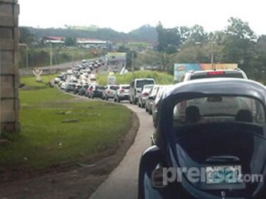Reportan tranque en la salida de la autopista
