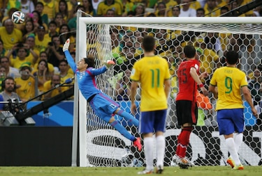 Brasil y México empatan 0-0 y el portero Ochoa fue la figura