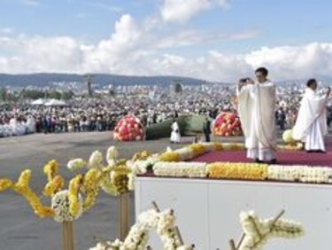 Papa Francisco recorre el parque Bicentenario de Quito tras cita con obispos