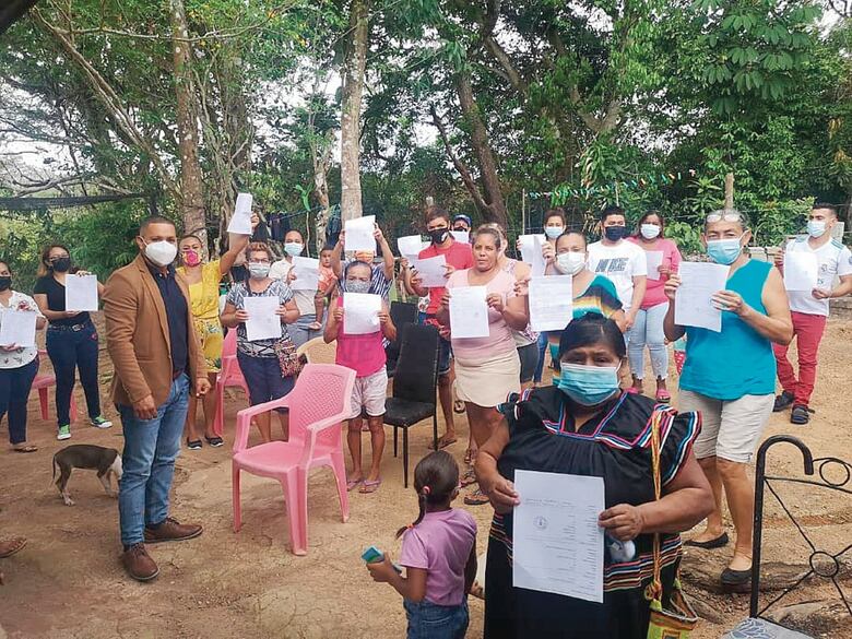 Yanibel Ábrego,  funcionarios a su servicio y de su familia