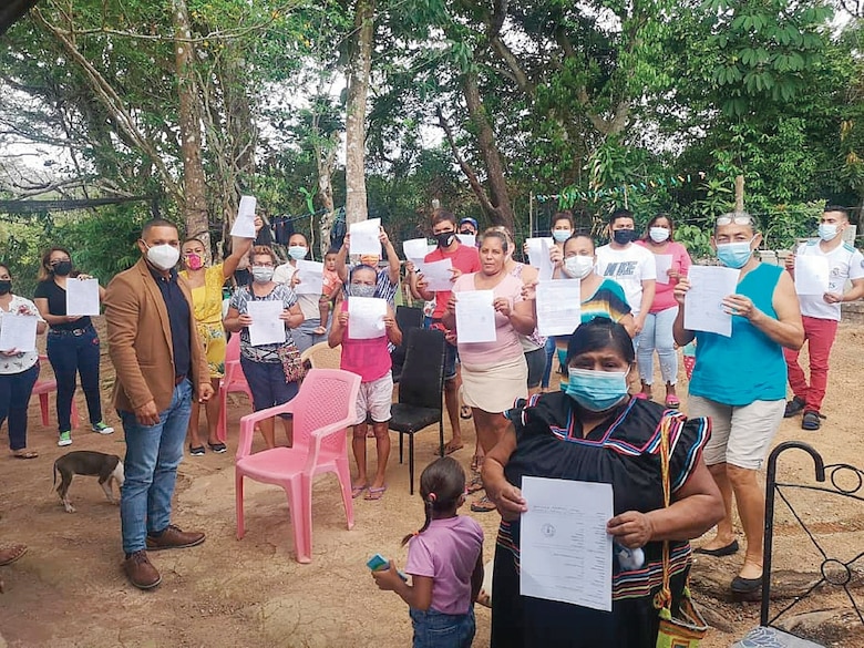 Yanibel Ábrego, funcionarios a su servicio y de su familia