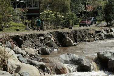 Colapsa carretera en Bambito luego de inundaciones en Chiriquí