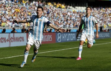 Messi y Romero rescatan a Argentina