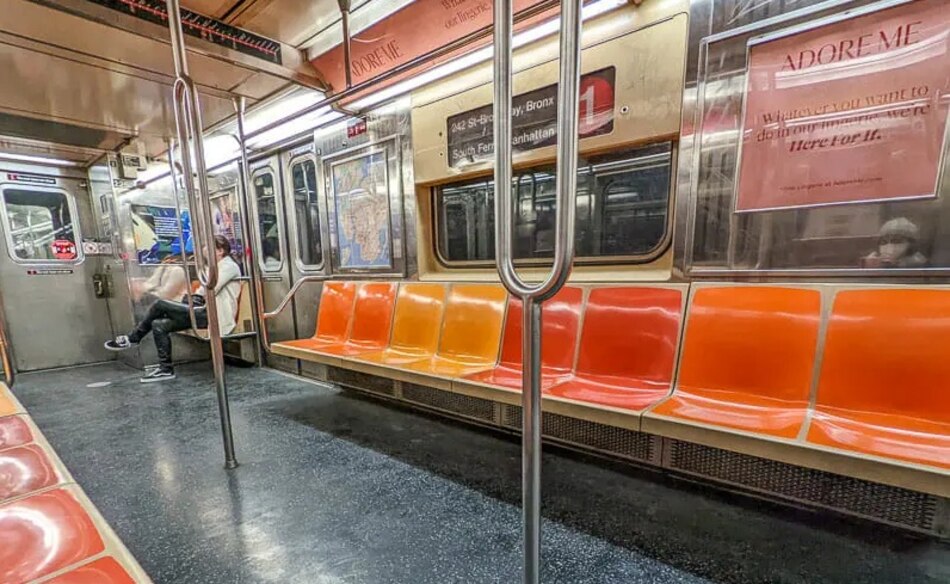 Policía de Nueva York busca a hombre por tener sexo con un cadáver en un vagón del metro