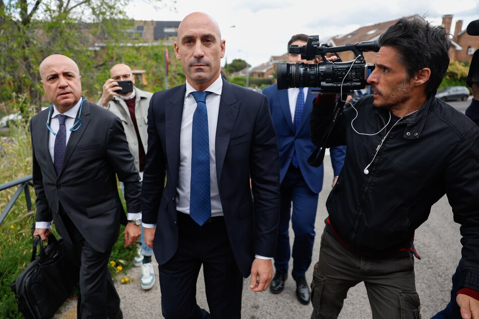 Rubiales conserva su pasaporte pero tendrá que pedir permiso a la jueza para viajar fuera