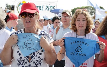 Iglesia Católica celebra misa multitudinaria en Argentina contra la ley de aborto