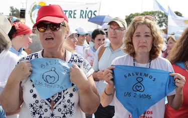 Iglesia Católica celebra misa multitudinaria en Argentina contra la ley de aborto