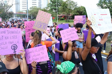 Mujeres panameñas marchan y denuncian precariedad laboral y feminicidios