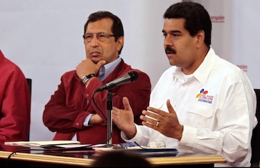 Maduro firma el decreto de duelo nacional como presidente encargado