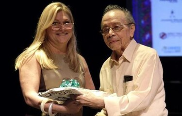 Homenaje al poeta César Young Núñez en el cierre de la feria del libro