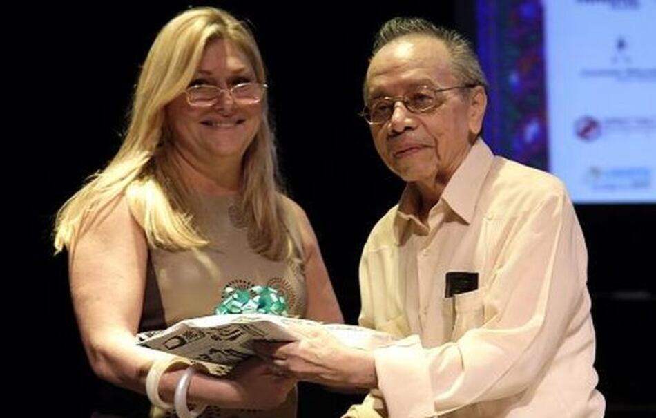 Homenaje al poeta César Young Núñez en el cierre de la feria del libro