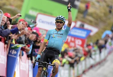 El colombiano Miguel Ángel López domina en la etapa 11