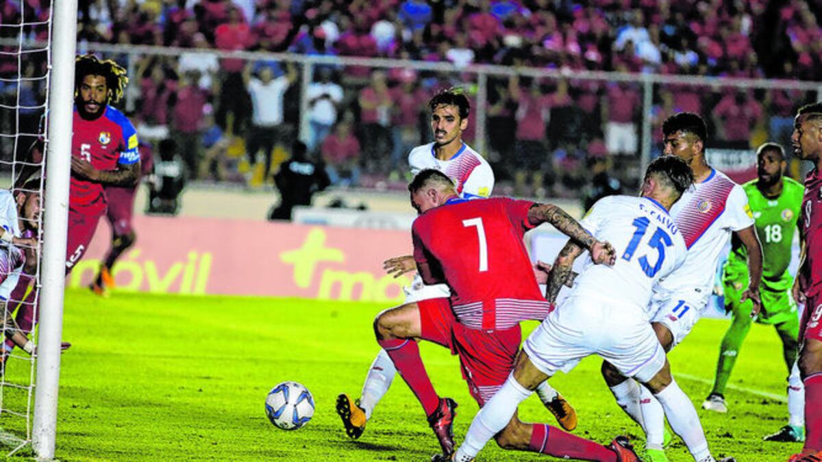 Momento en que Blas Pérez cae en plena área chica, en una jugada que propinó el primer gol de Panamá, polémico, con el que se empa