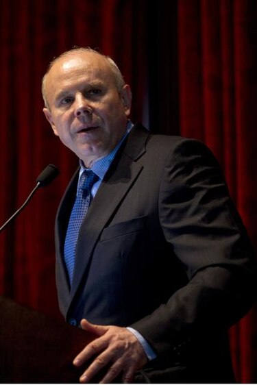 Brasil rebaja impuesto a operaciones futuras en dólar para frenar su alza