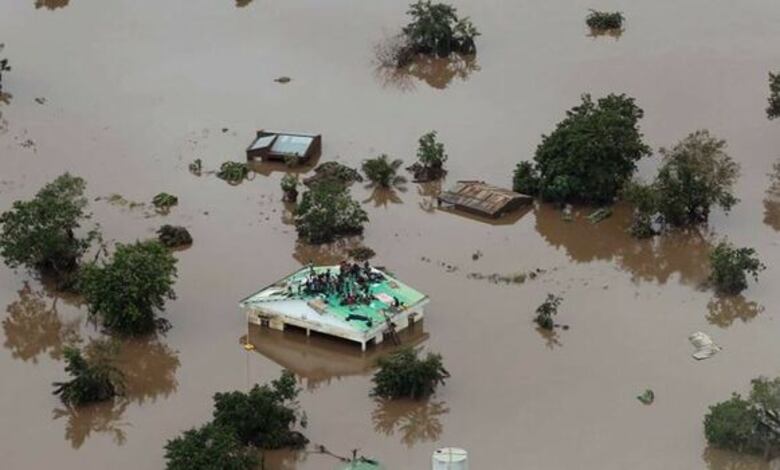 Mozambique: intentan rescatar a atrapados en inundaciones