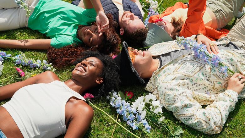 Qué aprendió la periodista que diseñó un experimento para cambiar su personalidad y ser más feliz