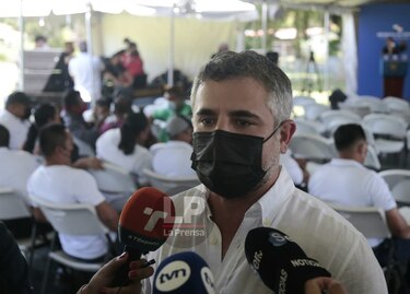 Sabonge, ministro del MOP: ‘Los huecos los estamos reparando... de día y de noche’