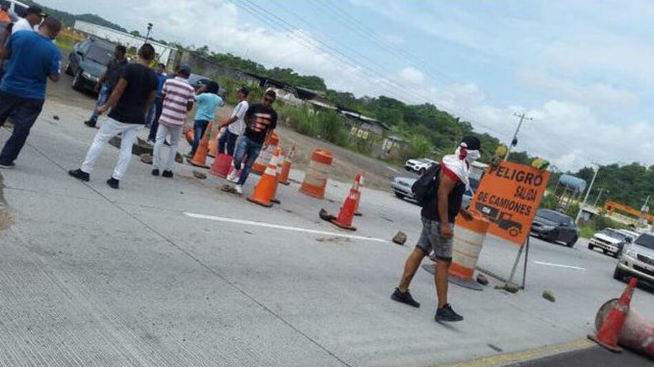 Obreros protestan en la vía Centenario