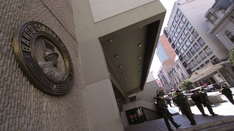 Bolivia opta por venta directa de dólares ante especulación