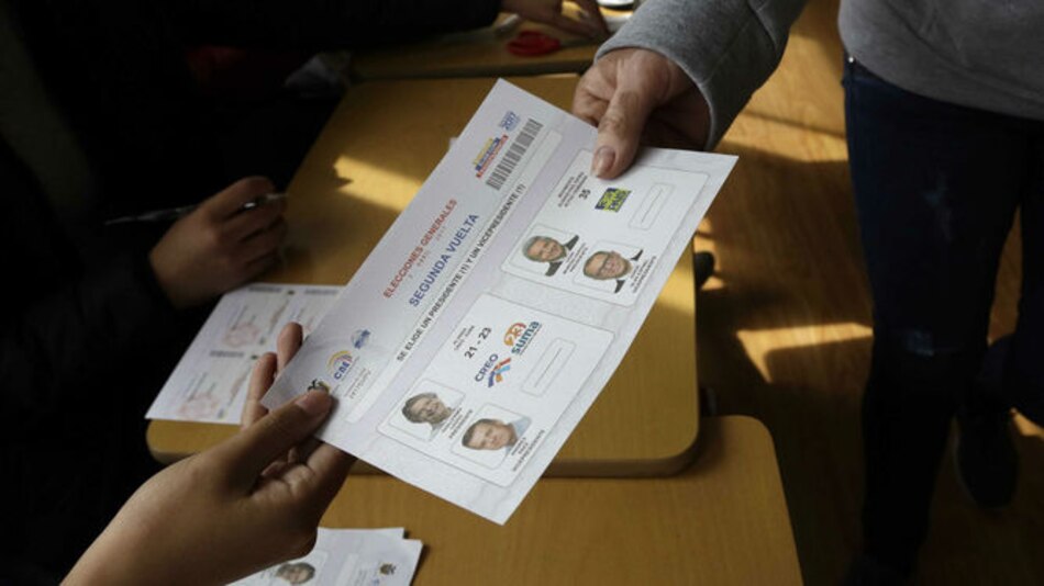 Ecuador: concluye la votación en reñida elección presidencial