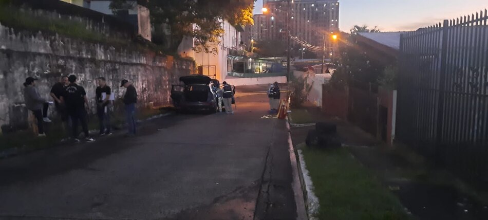 Bomberos extinguen incendio en un vehículo y hallaron el cuerpo sin vida de una persona