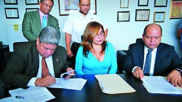Piden investigar a Fábrega y a Ayú Prado