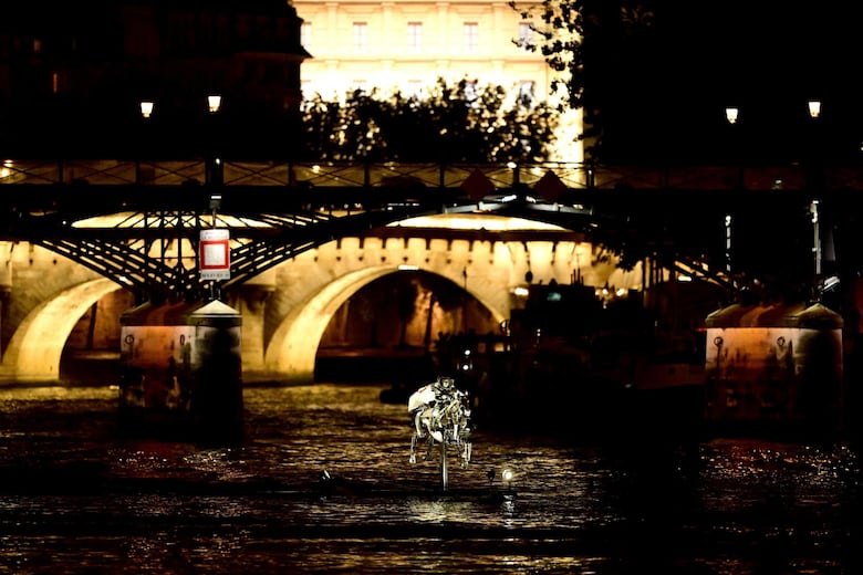 Un globo porta la llama: el pebetero olímpico es encendido tras un épico relevo