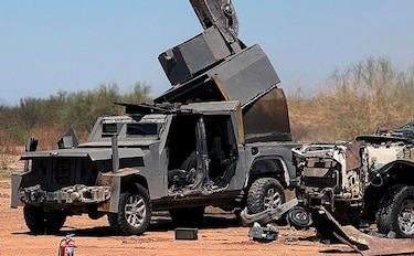 Narcos usan autos ‘monstruo’ con blindaje artesanal para luchar en la frontera México-Estados Unidos