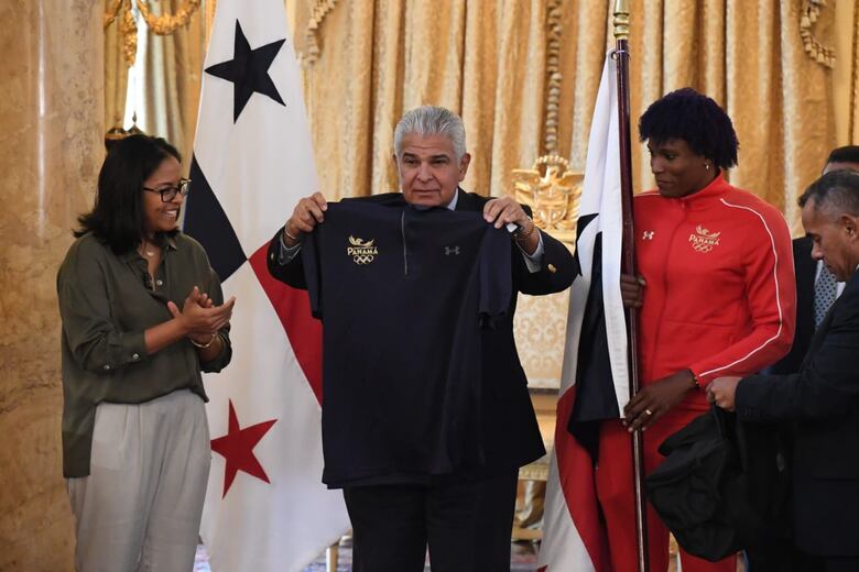 Atheyna Bylon recibe el pabellón nacional por parte del presidente  de la República José Raúl Mulino 