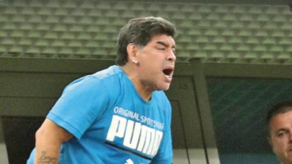 Piden compostura a Diego Maradona