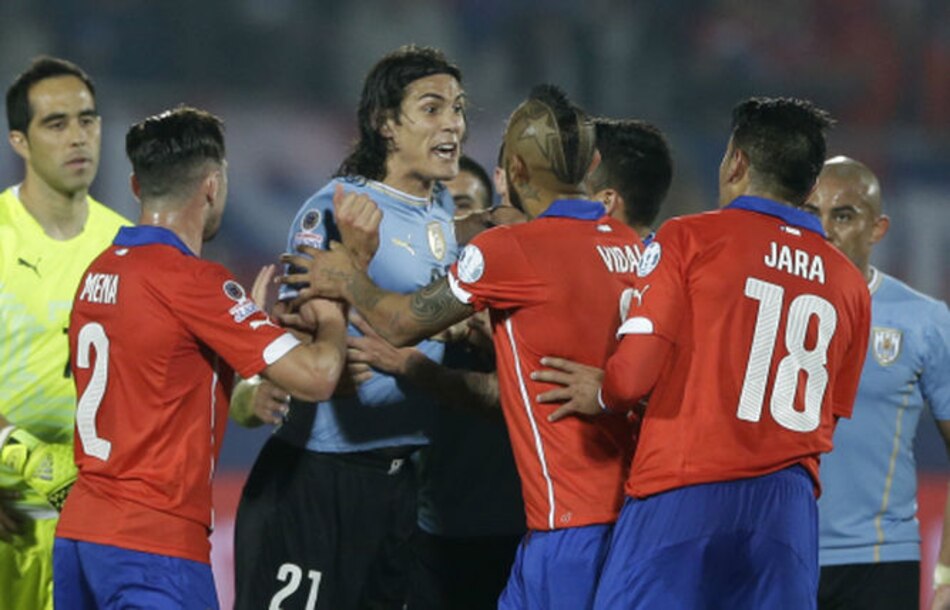 Abrirán expediente disciplinario contra Jara por incidente con Cavani