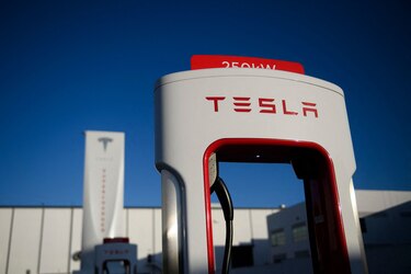 Hertz compra a Tesla 100 mil autos eléctricos