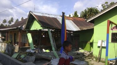 Una ciudad indonesia es golpeada por un tsunami tras el potente sismo