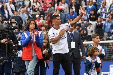 En medio de una fiesta popular, Luis Suárez vuelve a Nacional de Uruguay