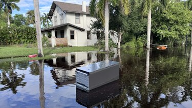 Aumentan a 10 los muertos por los tornados y el huracán Milton en Florida