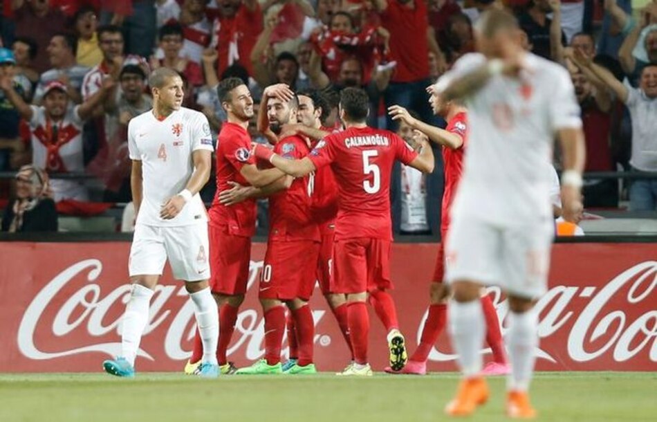 Humillada en Turquía, Holanda se aleja de la Eurocopa-2016